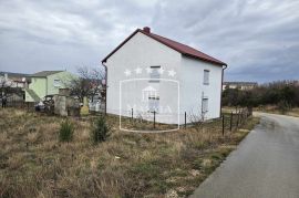 Gornji Karin - kuća katnica veliki vrt cca 350m od mora! 172000€, Obrovac, Haus