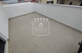 Vinjerac - kuća s 3 apartmana, cca 40m od mora! 231000€, Posedarje, Σπίτι