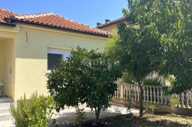 ZADAR, PRIVLAKA - Prekrasna kuća s velikom okućnicom i maslinikom, Privlaka, Haus