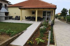 ZADAR, PRIVLAKA - Prekrasna kuća s velikom okućnicom i maslinikom, Privlaka, Haus