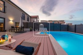 Zaton - dvoetažni stan sa privatnim bazenom! 383000€, Nin, Appartamento