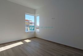 VODICE, novo, 400 m od mora, krovna terasa, 3 spavaće sobe, Vodice, Appartment