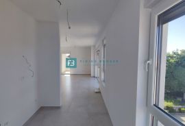 VODICE, novo, 400 m od mora, krovna terasa, 3 spavaće sobe, Vodice, Appartement