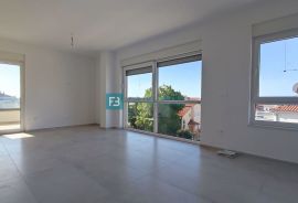 VODICE, novo, 400 m od mora, krovna terasa, 3 spavaće sobe, Vodice, Flat