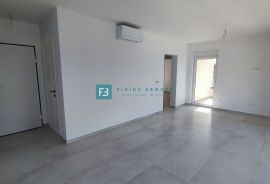 VODICE, novo, 400 m od mora, krovna terasa, 3 spavaće sobe, Vodice, Wohnung