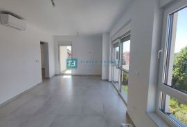 VODICE, novo, 400 m od mora, krovna terasa, 3 spavaće sobe, Vodice, Apartamento