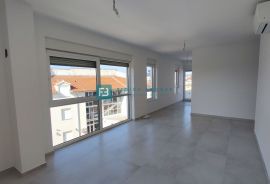 VODICE, novo, 400 m od mora, krovna terasa, 3 spavaće sobe, Vodice, Appartamento