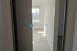 VODICE, novo, 400 m od mora, krovna terasa, 3 spavaće sobe, Vodice, Appartment