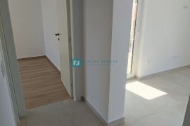 VODICE, novo, 400 m od mora, krovna terasa, 3 spavaće sobe, Vodice, Appartement