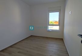 VODICE, novo, 400 m od mora, krovna terasa, 3 spavaće sobe, Vodice, Appartement