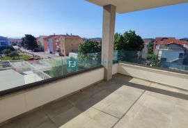 VODICE, novo, 400 m od mora, krovna terasa, 3 spavaće sobe, Vodice, Appartment