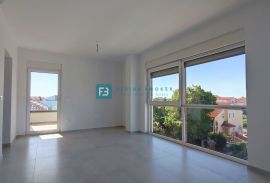 VODICE, novo, 400 m od mora, krovna terasa, 3 spavaće sobe, Vodice, Appartment