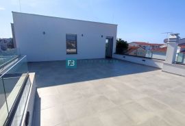 VODICE, novo, 400 m od mora, krovna terasa, 3 spavaće sobe, Vodice, Apartamento