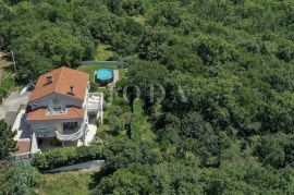 Crikvenica -zaleđe, kuća sa tri stana na rubu zelenog pojasa, Vinodolska Općina, Famiglia