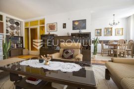 Istra, Rabac - dvojna kuća s tri stana i garažom s prekrasnim pogledom na more, NKP 154,93 m2, Labin, Casa