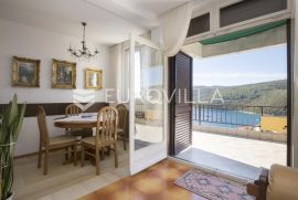 Istra, Rabac - dvojna kuća s tri stana i garažom s prekrasnim pogledom na more, NKP 154,93 m2, Labin, Ev