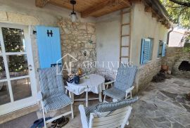 Istra, Poreč, okolica- šarmantna renovirana autohtona istarska kuća sa građevinskim zemljištem, Poreč, Kuća