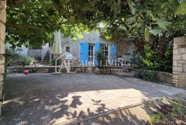 Istra, Poreč, okolica- šarmantna renovirana autohtona istarska kuća sa građevinskim zemljištem, Poreč, Σπίτι