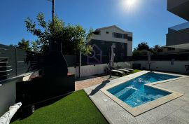 Stan sa vlastitim bazenom i vrtom, 2 sobe+dnevni, 107 m2, Medulin, Medulin, Appartamento