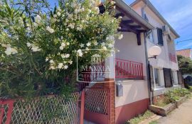 Seline - kuća katnica garaža uređen vrt! 229000€, Starigrad, Famiglia