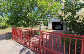 Seline - kuća katnica garaža uređen vrt! 229000€, Starigrad, Casa