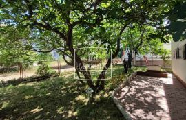 Seline - kuća katnica garaža uređen vrt! 229000€, Starigrad, Famiglia
