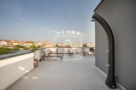 Diklo - luksuzni stan 113m2 s krovnom terasom, pogled! 530000€, Zadar, Flat