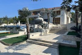 Selce, Crikvenica, izuzetna luksuzna vila  NKP 400 m2 s bazenom i pogledom na more, Crikvenica, Famiglia