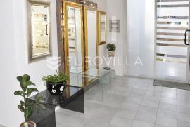 Istra, Buje, stambeno poslovna kuća 750m2 u centru grada, Buje, Commercial property
