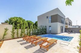 Moderna nova kuća sa bazenom, Pula, Istra, Pula, Дом