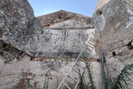 UGLJAN, POLJANA - Kamena kuća za adaptaciju u blizini mora, Preko, Kuća