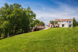 PROSTRANA VILLA S BAZENOM I SADRŽAJIMA NA RUBU SELA, Svetvinčenat, Casa