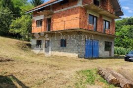 Seosko imanje sa kućom, pomoćnom zgradom, 7316m² okućnice, Krapina - Okolica, Famiglia