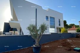 Kuća Prodaja nove kuće sa bazenom. Na kući se rade završni radovi., Medulin, بيت