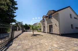Privlaka - moderna villa 4 stambene jedinice s bazenom!! 495000€, Privlaka, House