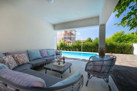 Privlaka - moderna villa 4 stambene jedinice s bazenom!! 495000€, Privlaka, Haus