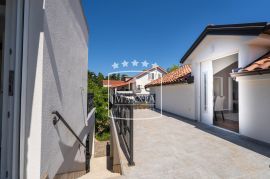 Privlaka - moderna villa 4 stambene jedinice s bazenom!! 495000€, Privlaka, Haus