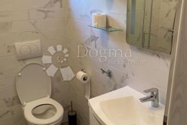 APARTMAN U PRIZEMLJU, 2S+DB,  SA OKUĆNICOM I PARKINGOM, Krk, Kвартира