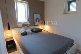 NOVOUREĐENI STAN ZA NAJAM, DOSTUPAN ODMAH!, Split, Apartamento