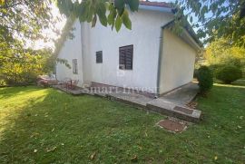 VIŠKOVO, prekrasna namještena prizemnica od 100 m2 sa terenom od 807 m2, Viškovo, Kuća
