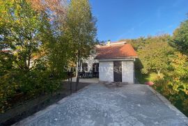 VIŠKOVO, prekrasna namještena prizemnica od 100 m2 sa terenom od 807 m2, Viškovo, House
