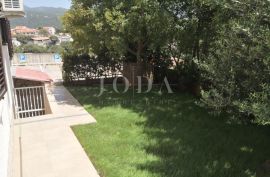 NOVI VINODOLSKI, etaža sa dvije stambene jedinice i okućnicom, Novi Vinodolski, Appartment