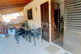 Otok Krk - kuća s tri apartmana, Malinska-Dubašnica, Famiglia