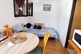 Otok Krk - kuća s tri apartmana, Malinska-Dubašnica, Casa