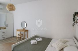 Pula, renoviran stan sa privatnim parkingom i dvorištem!, Appartment