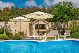 OTOK KRK, BAŠKA - ekskluzivna villa sa 7 apartmana i bazenom! PRILIKA!!!, Baška, Famiglia