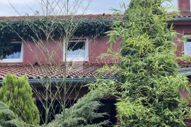 Istra Ročko polje lijepa kuća sa predivnim vrtom!, Buzet, House