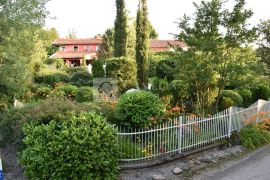 Istra Ročko polje lijepa kuća sa predivnim vrtom!, Buzet, Дом