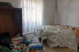 LOKVE- KRAJNJA KUĆA U NIZU S VELIKOM OKUĆNICOM U CENTRU MJESTA, ZAPOČETA RENOVACIJA, Lokve, Ev