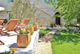Istra, okolica Žminja, autohtona istarska kamena kuća 120m2 s bazenom, Žminj, Дом